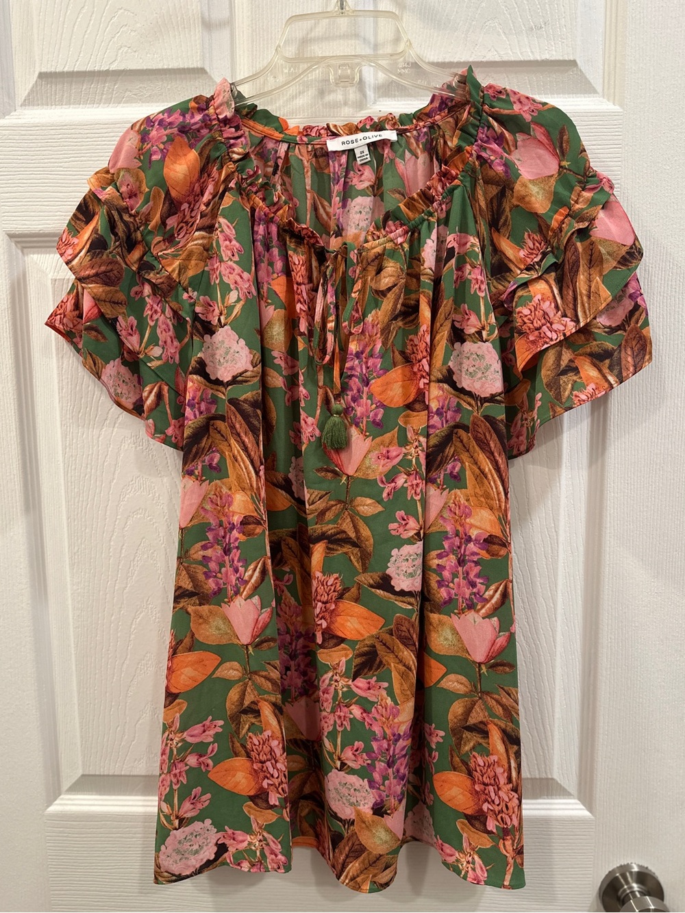 Rose + Olive flutter sleeve plus size tie neck floral blouse size 2X EUC
